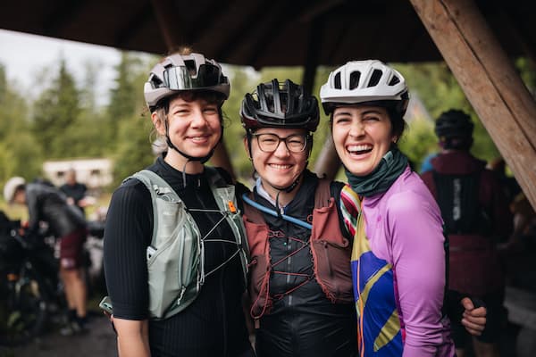 Gravelladies posieren 📸Vanessa Blankenagel