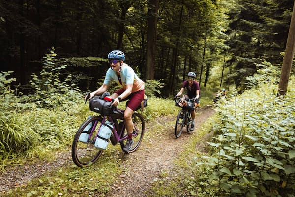 Zwei Bikerinnen radeln bergauf 📸 Vanessa Blankenagel