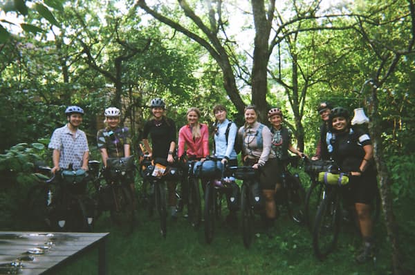 Glückliche Frauen mit Gravelbikes