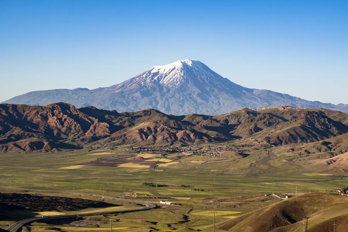 türkei-ararat-agri-dagi-schneebedeckter-vulkanberg Ararat, höchster Berg der Türkei, bedeckt mit Schnee